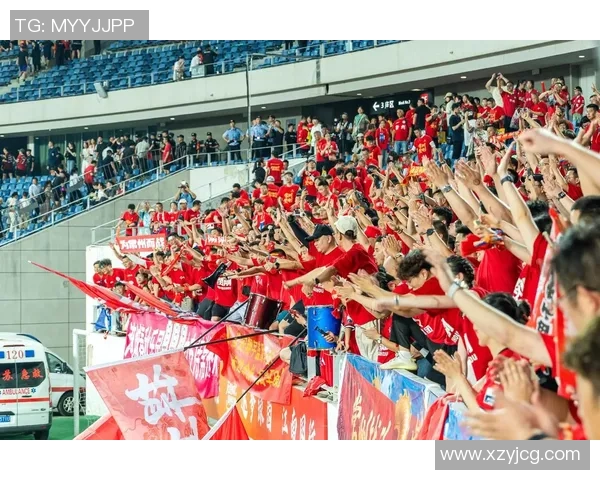 足球明星亲临现场为球迷签名互动热情瞬间定格难忘回忆 足球明星亲临现场为球迷签名互动热情瞬间定格难忘回忆